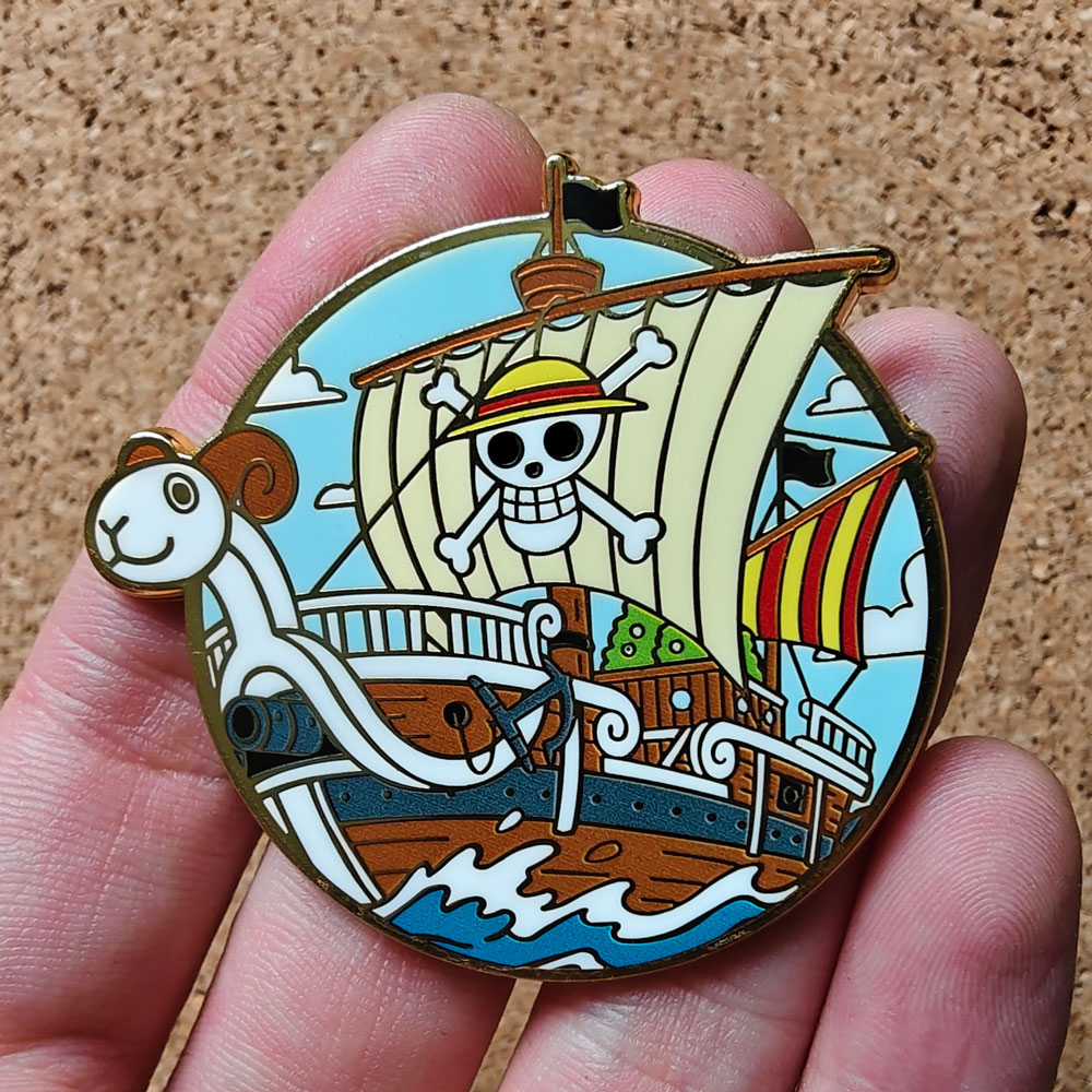 Piękna przypinka z twardą emal – Tuxedo Lapel Pin recenzja i cena